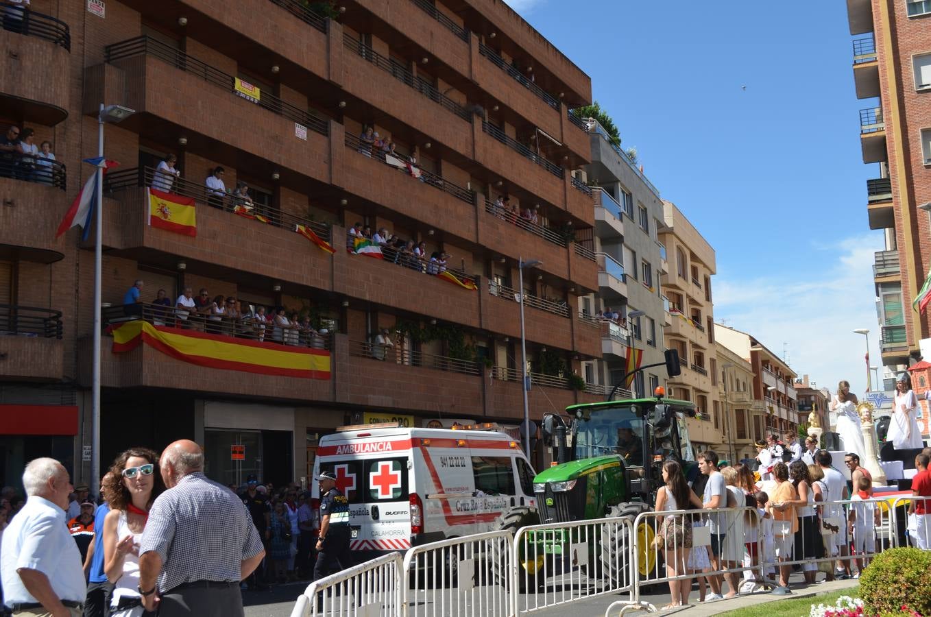 Las carrozas desfilan y concursan en las fiestas de Calahorra