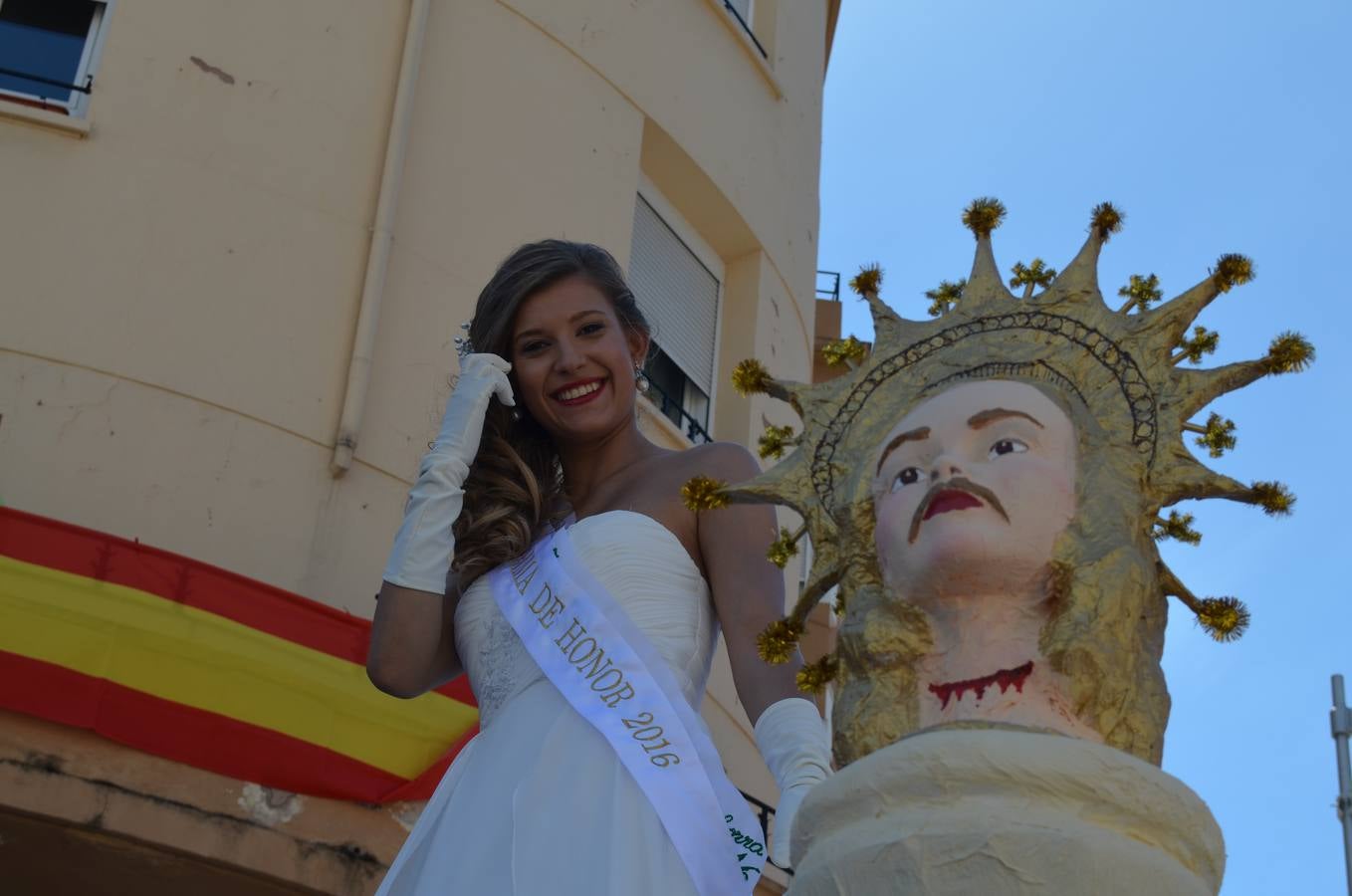 Las carrozas desfilan y concursan en las fiestas de Calahorra