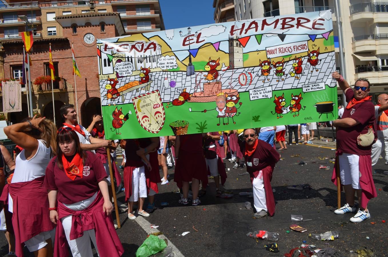 Las carrozas desfilan y concursan en las fiestas de Calahorra