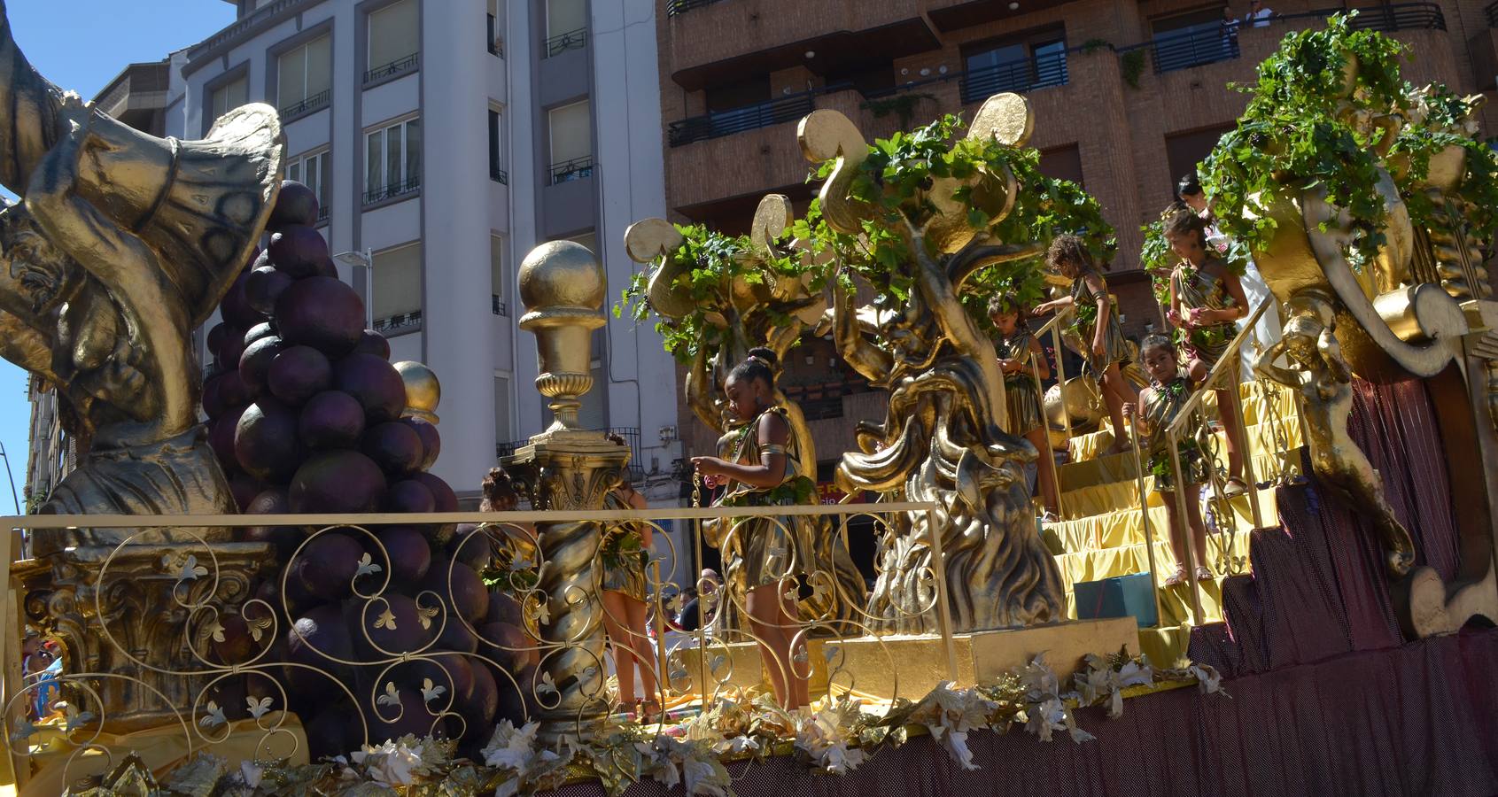 Las carrozas desfilan y concursan en las fiestas de Calahorra