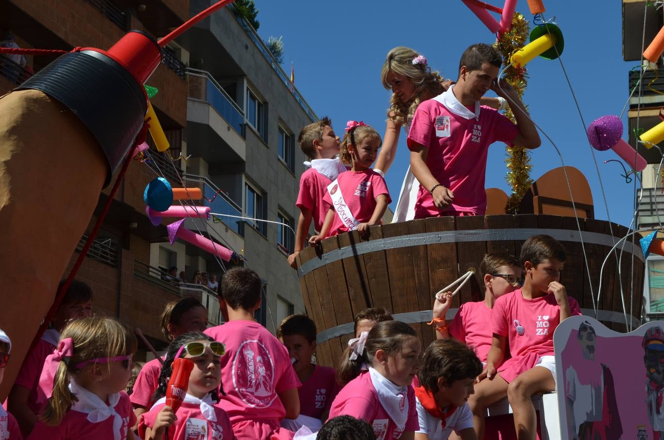 Las carrozas desfilan y concursan en las fiestas de Calahorra