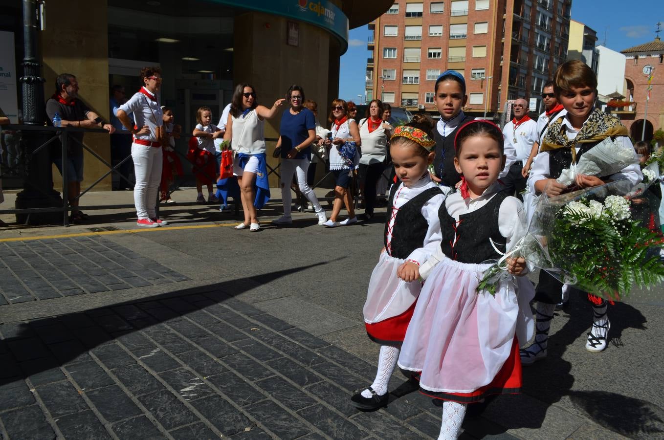 Calahorra se vuelca con la Ofrenda de Flores