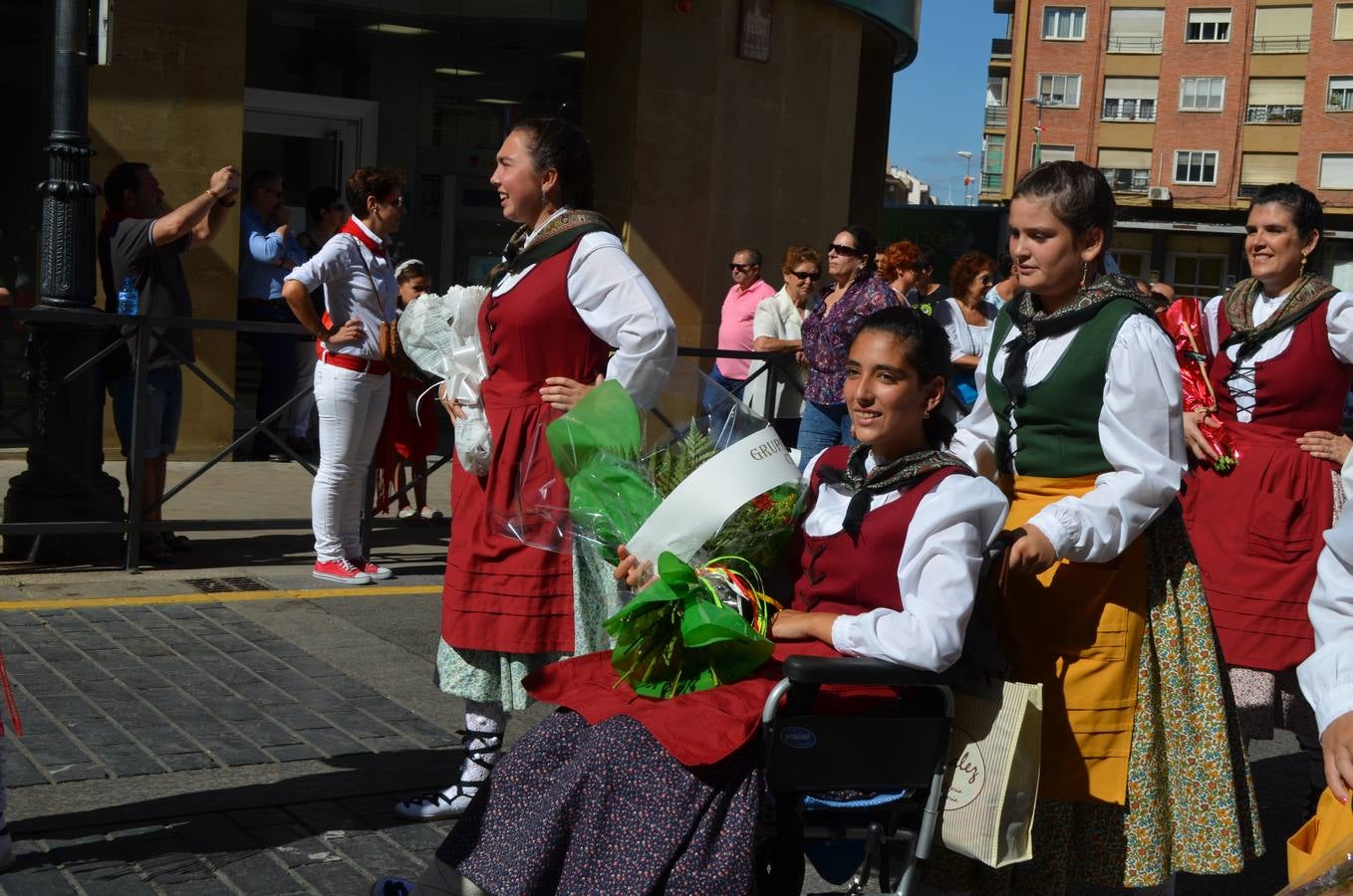 Calahorra se vuelca con la Ofrenda de Flores