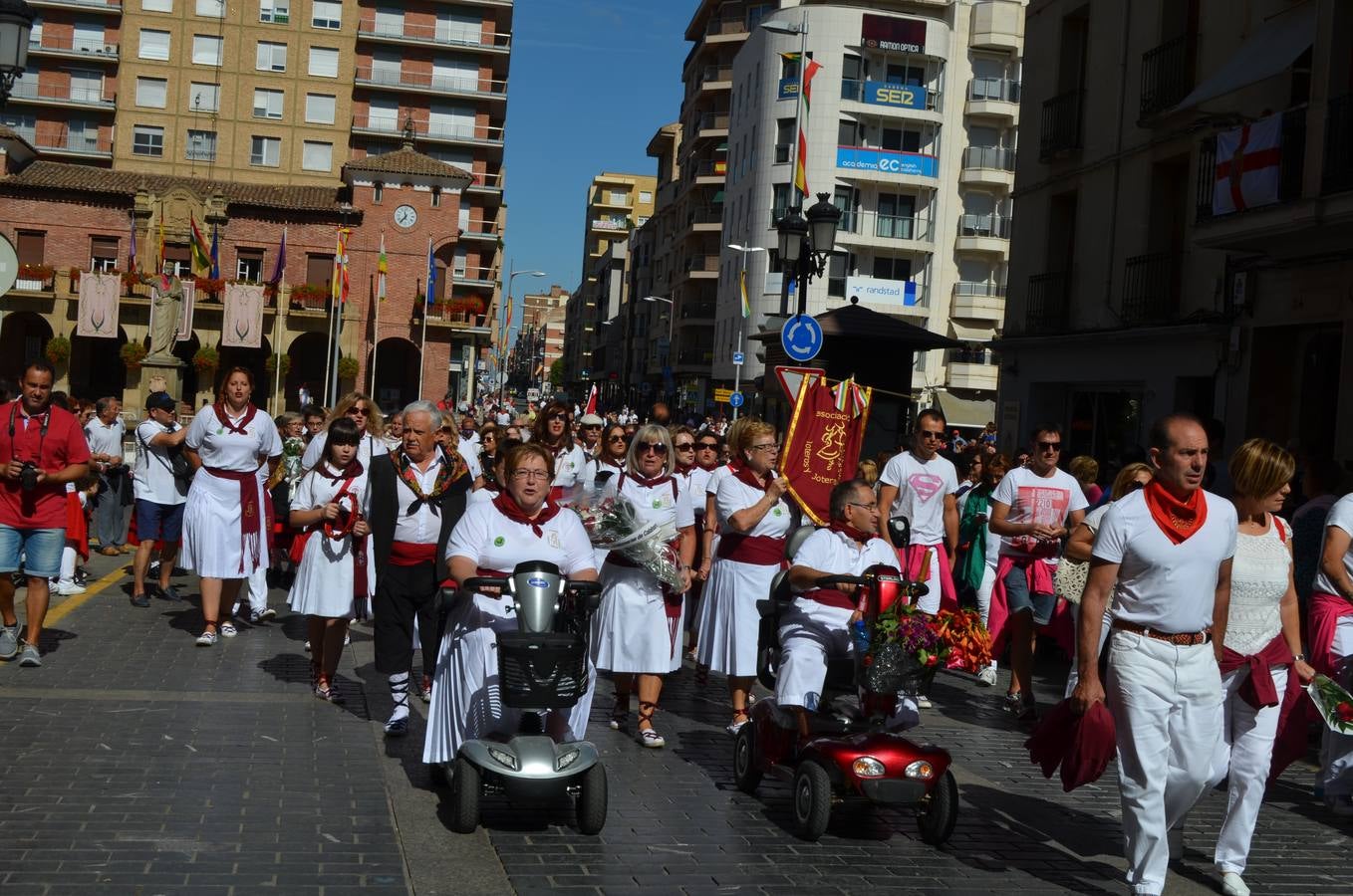 Calahorra se vuelca con la Ofrenda de Flores