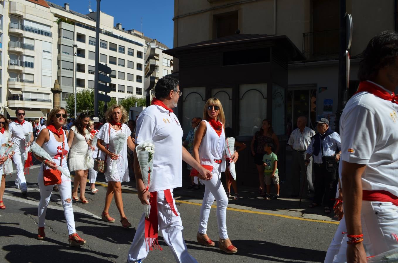 Calahorra se vuelca con la Ofrenda de Flores