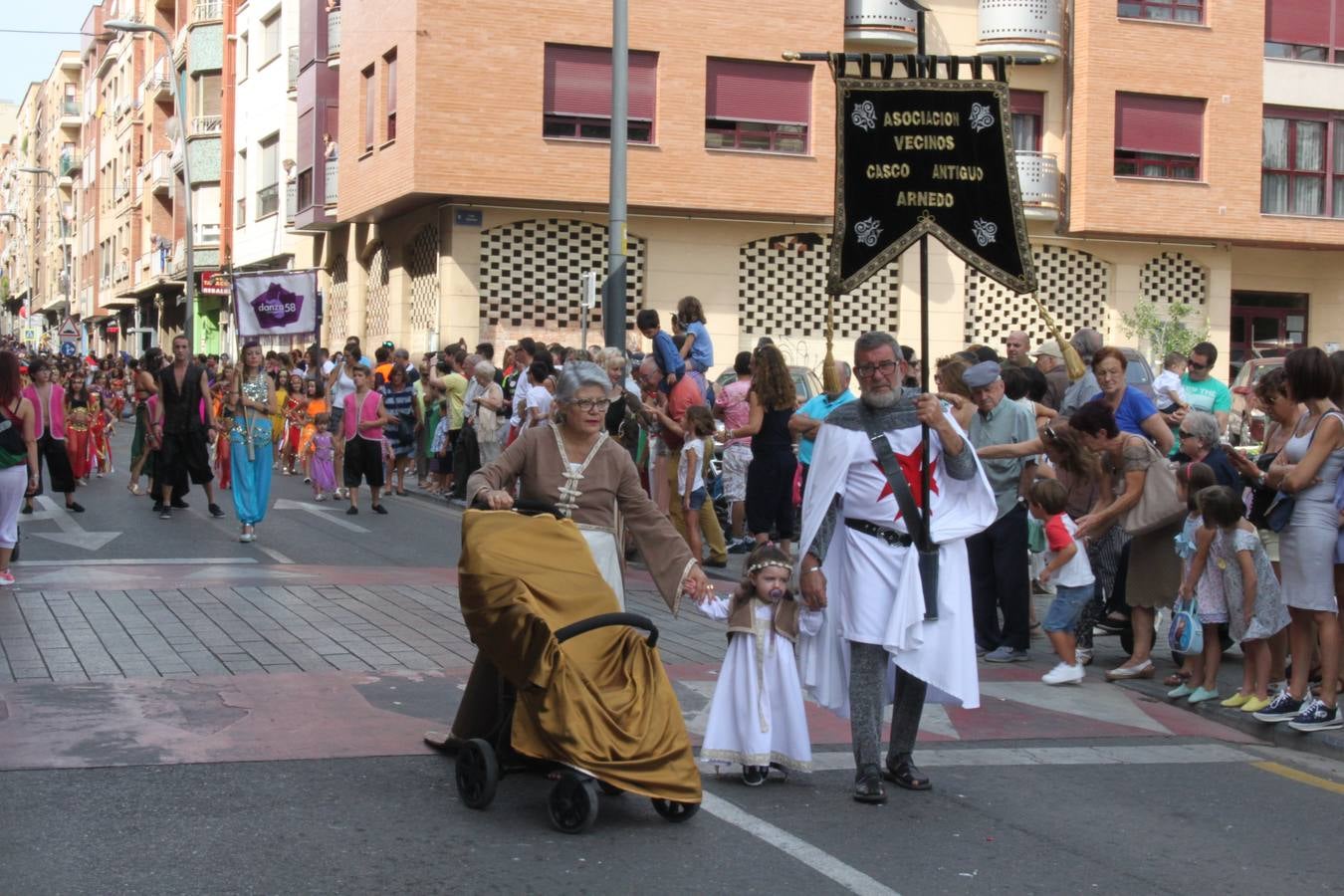 El desfile abrió el Mercado del Kan de Vico