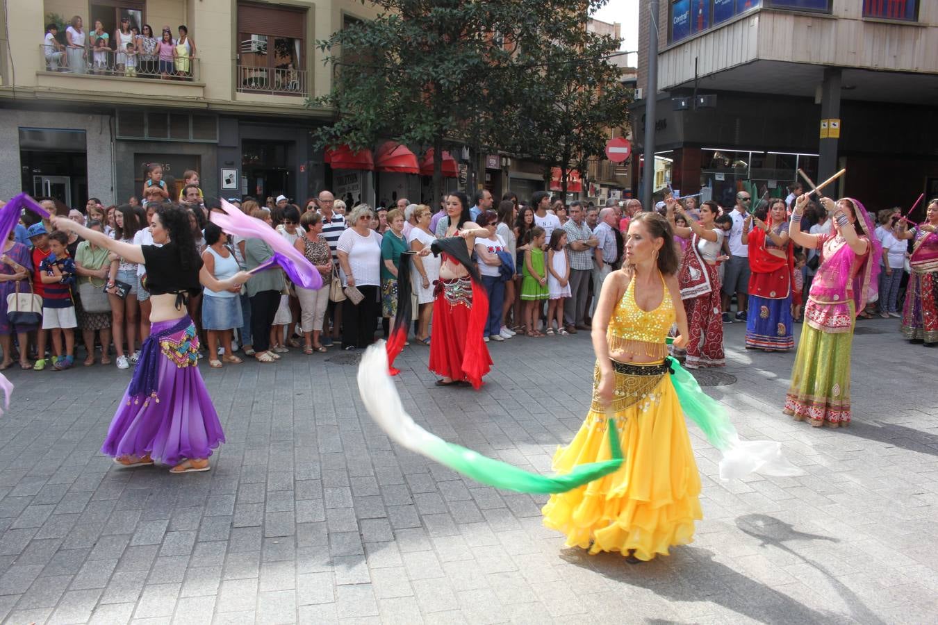 El desfile abrió el Mercado del Kan de Vico