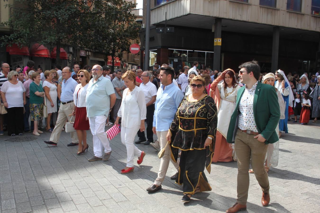 El desfile abrió el Mercado del Kan de Vico