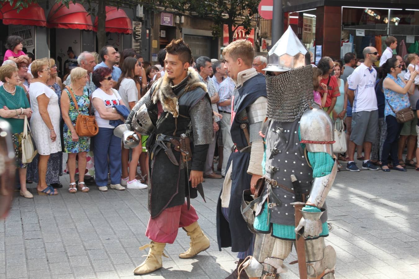 El desfile abrió el Mercado del Kan de Vico