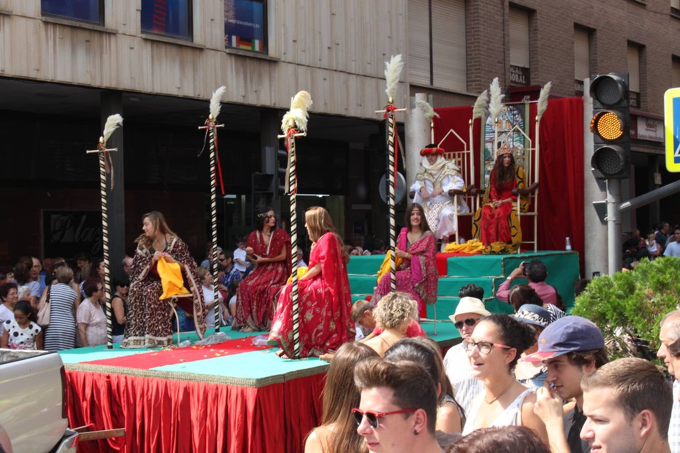 El desfile abrió el Mercado del Kan de Vico