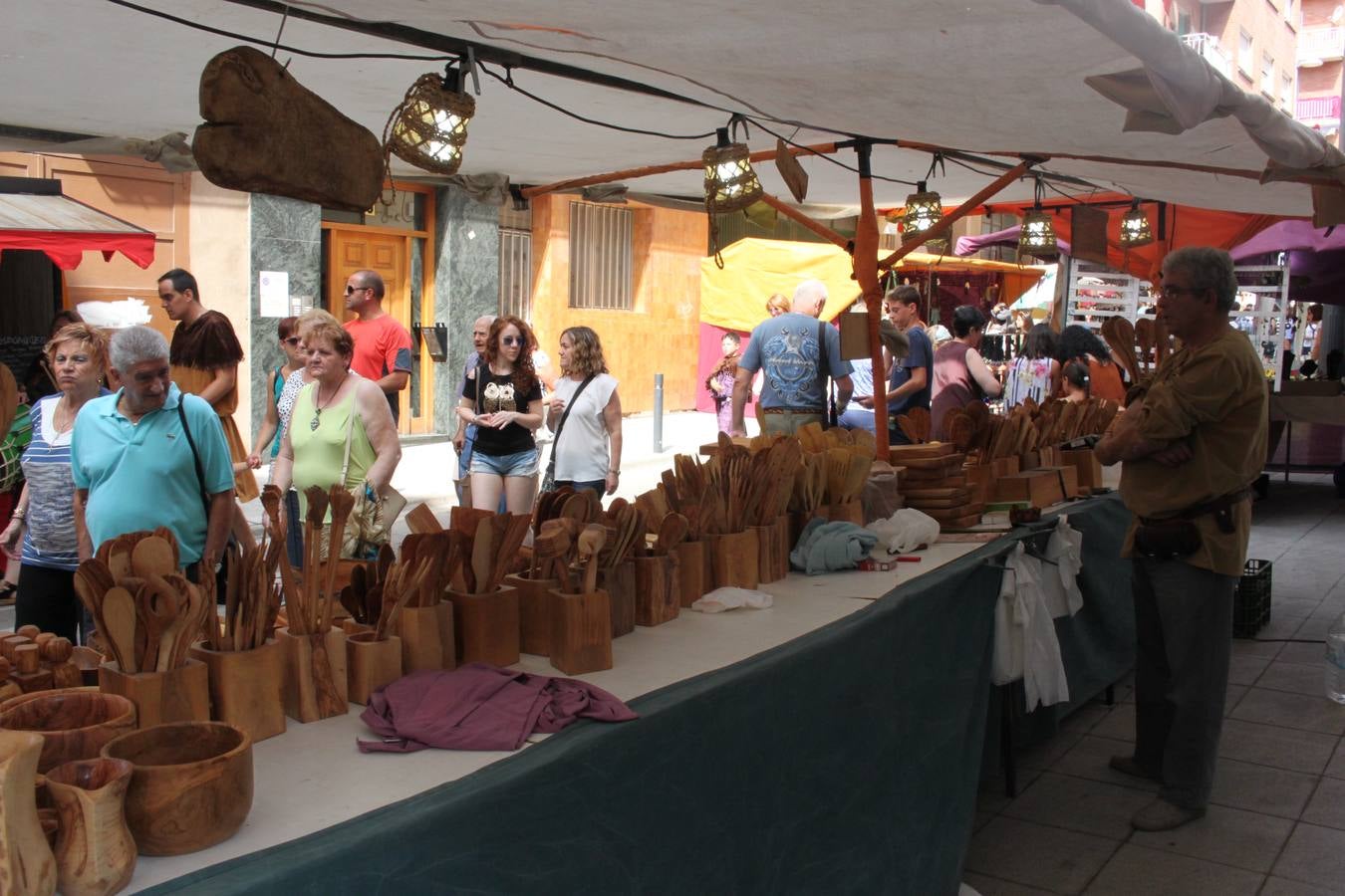 El desfile abrió el Mercado del Kan de Vico