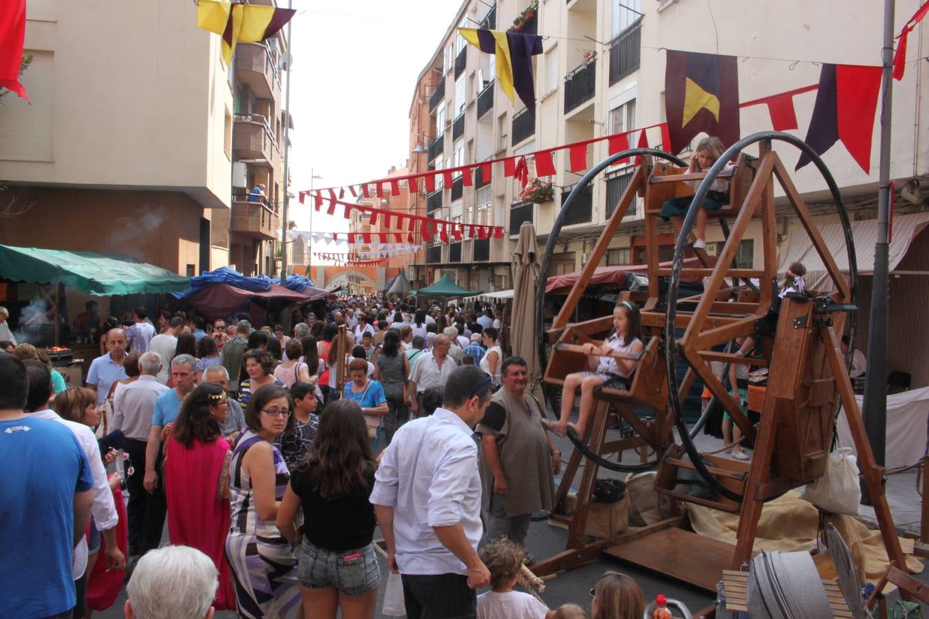 El desfile abrió el Mercado del Kan de Vico