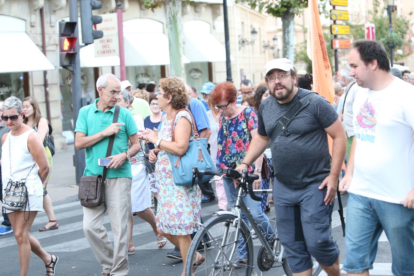 Manifestación para exigir el mantenimiento de la gratuidad en el parking del San Pedro