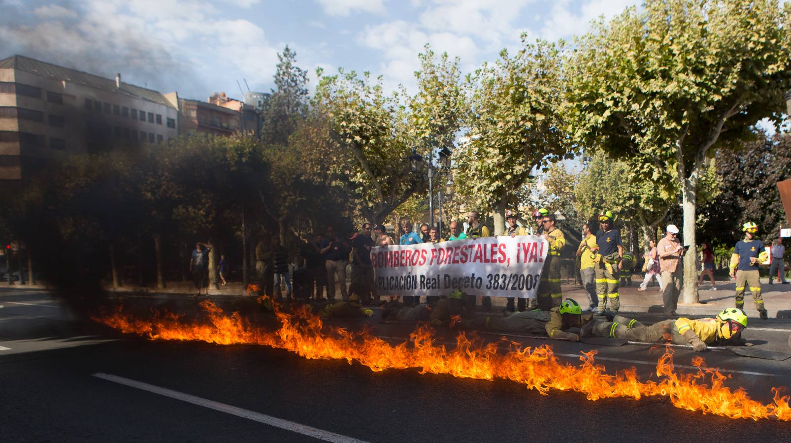 Los retenes continúan con sus protestas para reivindicar la categoría de bombero forestal