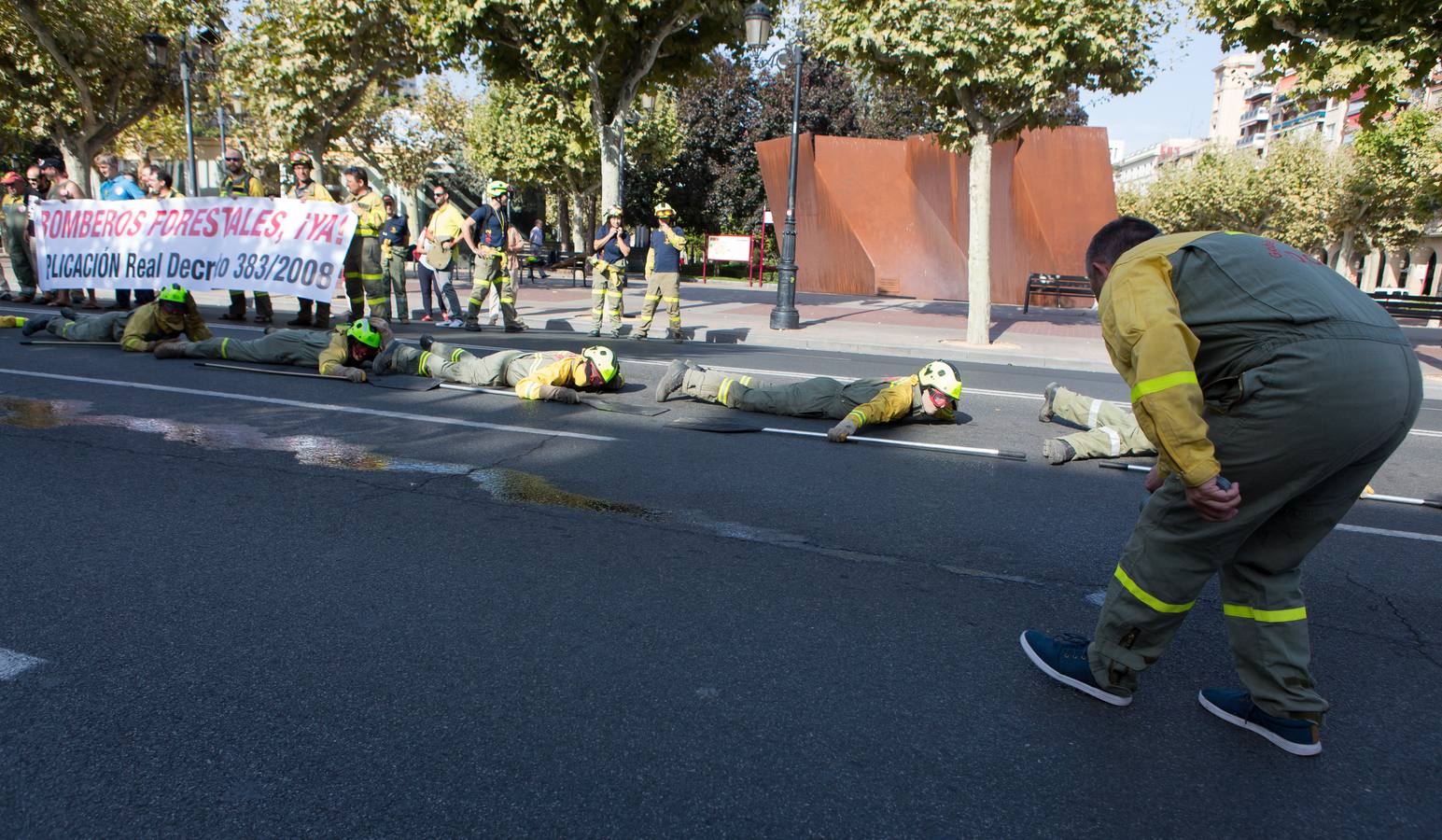 Los retenes continúan con sus protestas para reivindicar la categoría de bombero forestal