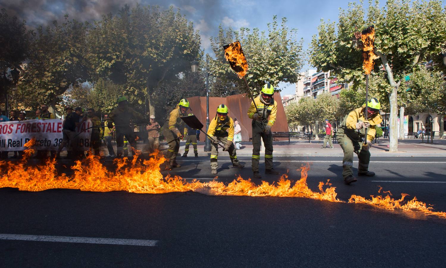 Los retenes continúan con sus protestas para reivindicar la categoría de bombero forestal