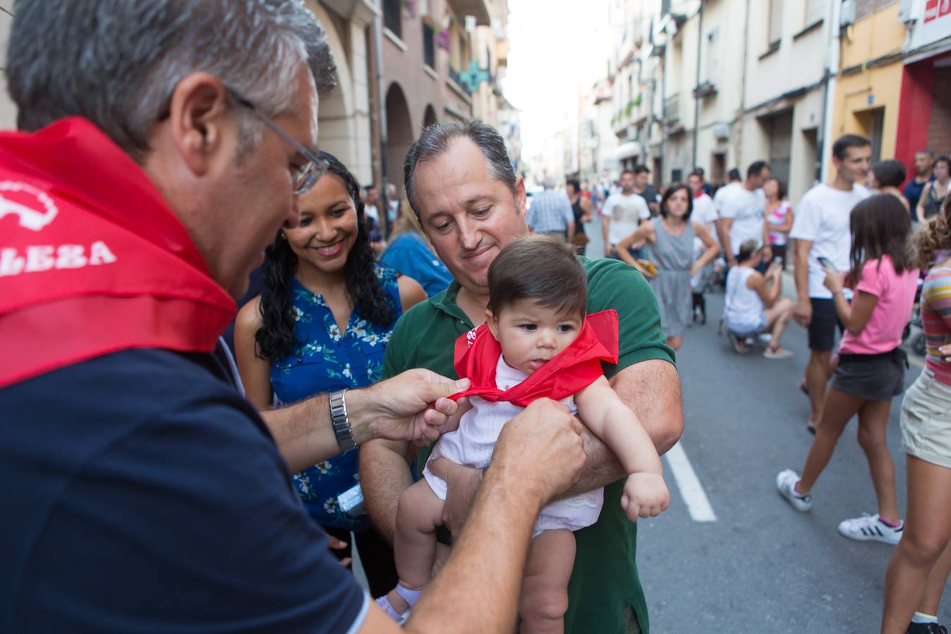 Murillo lanza el cohete y celebra la imposición de pañuelos