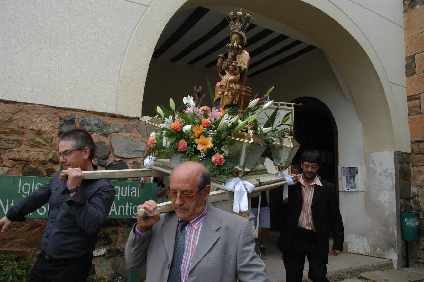 Grávalos celebra su día grande con la procesión de la Virgen de la Antigua