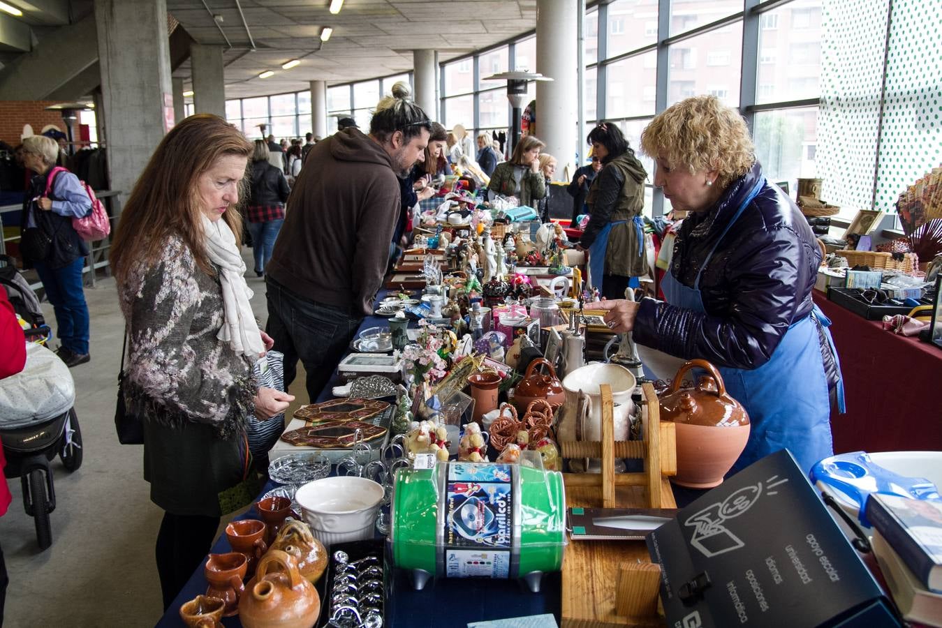 El rastrillo a beneficio de Cáritas reúne 17 expositores y 40 voluntarios