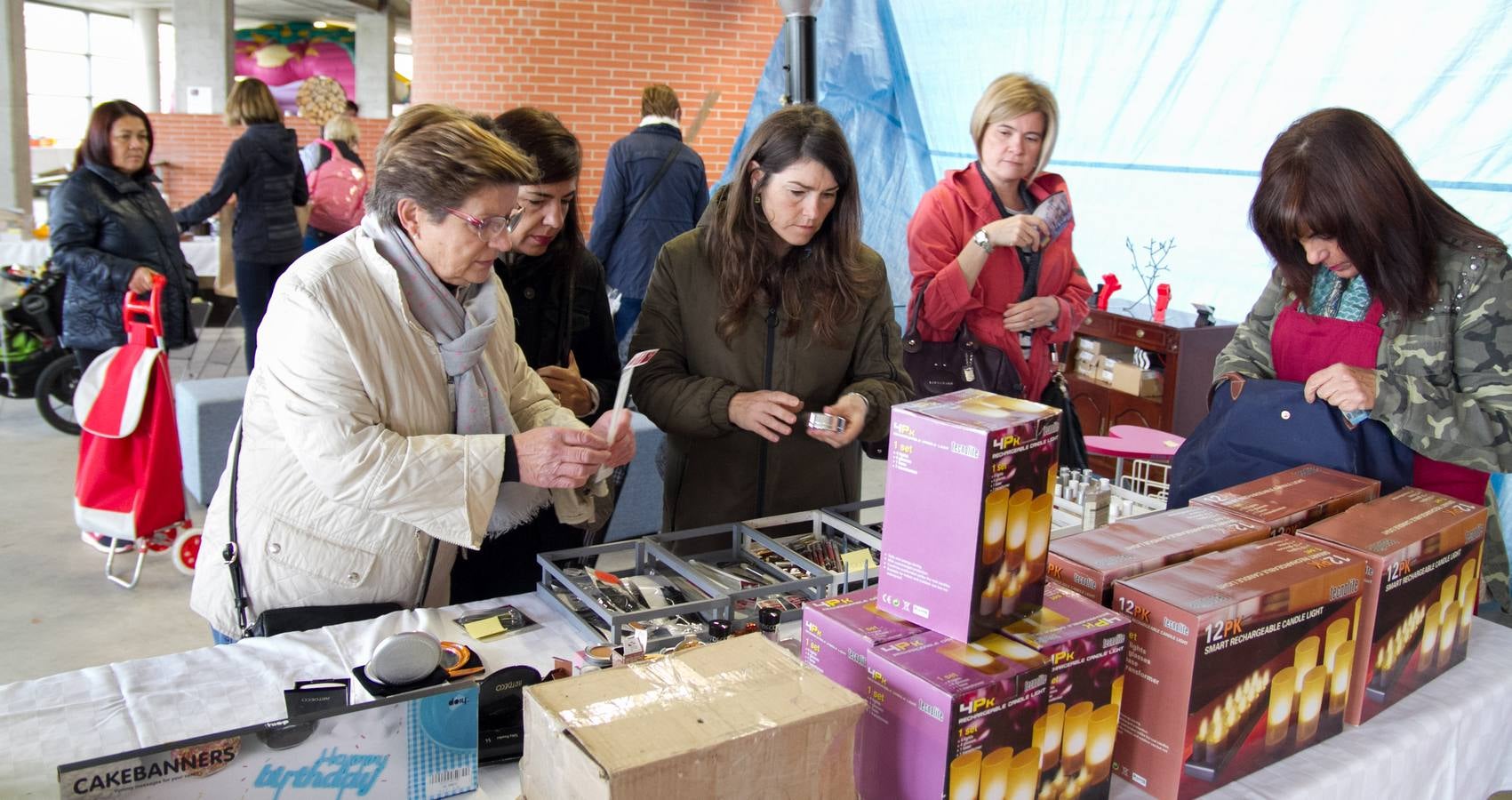 El rastrillo a beneficio de Cáritas reúne 17 expositores y 40 voluntarios