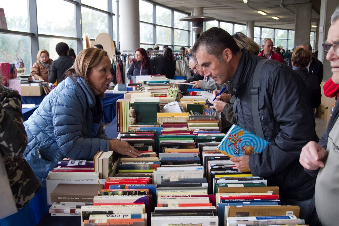 El rastrillo a beneficio de Cáritas reúne 17 expositores y 40 voluntarios