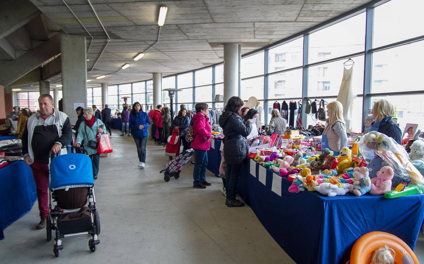 El rastrillo a beneficio de Cáritas reúne 17 expositores y 40 voluntarios