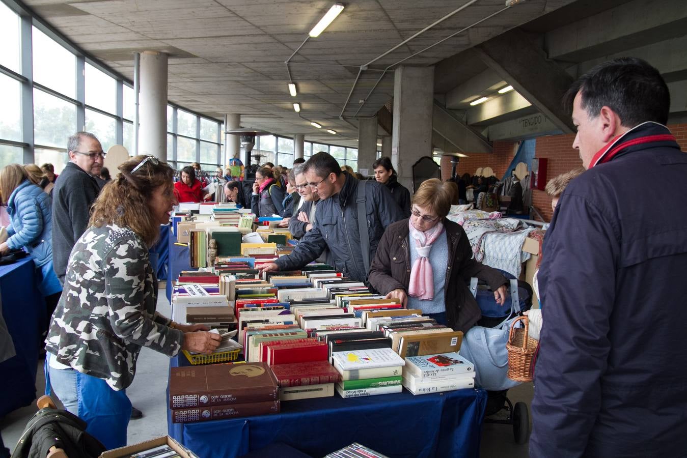 El rastrillo a beneficio de Cáritas reúne 17 expositores y 40 voluntarios