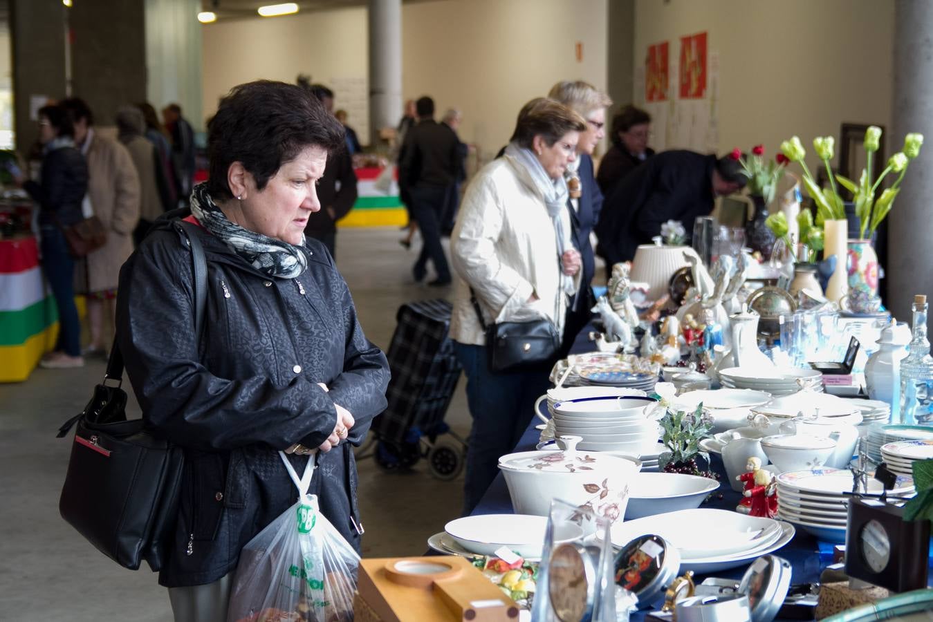 El rastrillo a beneficio de Cáritas reúne 17 expositores y 40 voluntarios