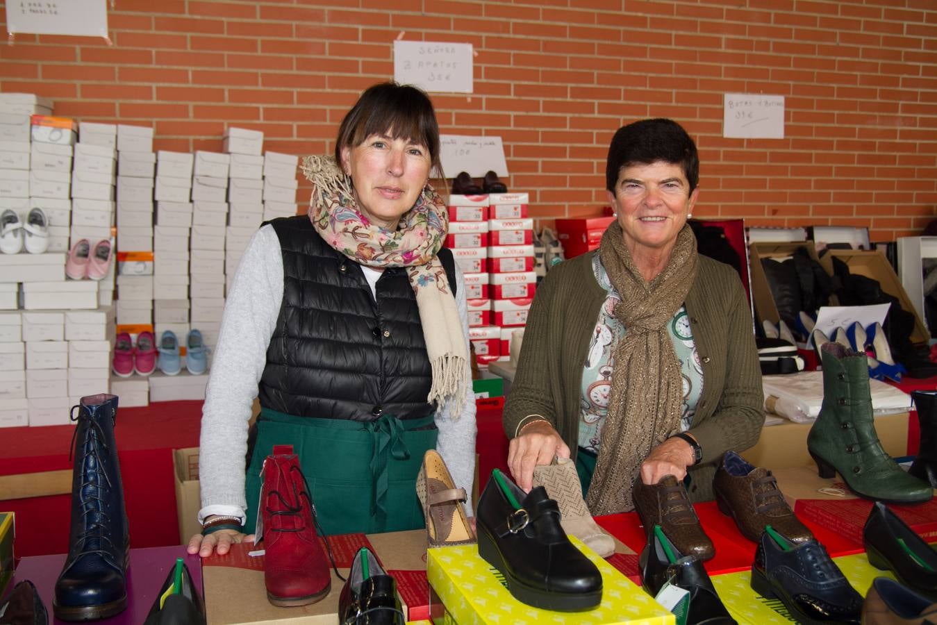 El rastrillo a beneficio de Cáritas reúne 17 expositores y 40 voluntarios