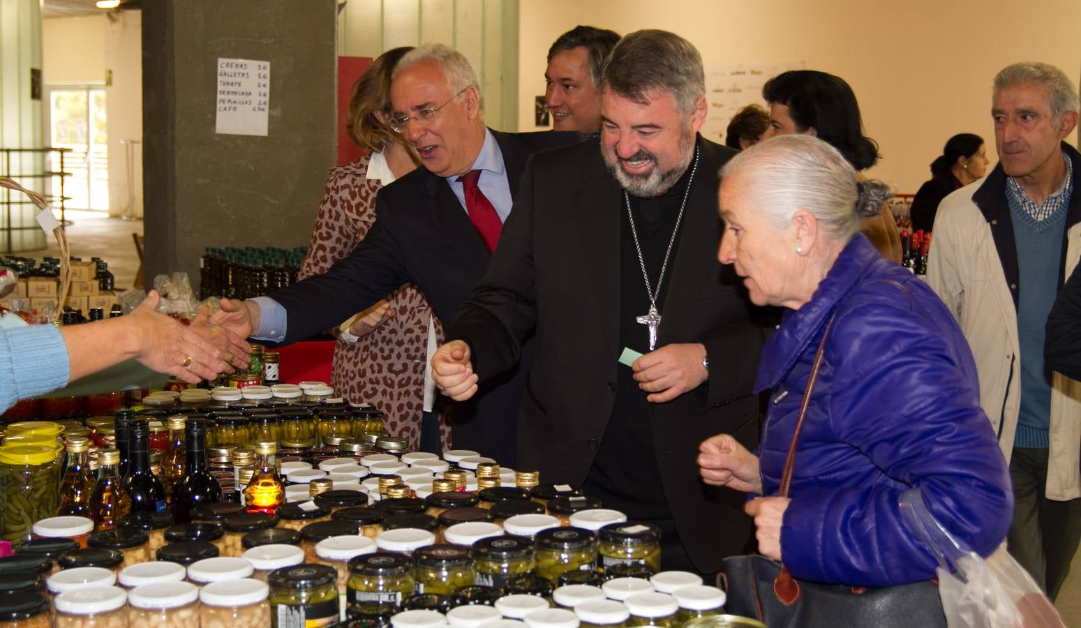 El rastrillo a beneficio de Cáritas reúne 17 expositores y 40 voluntarios