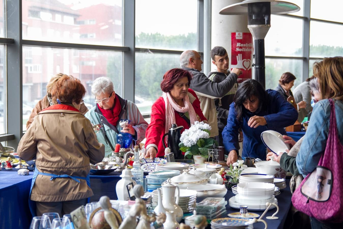El rastrillo a beneficio de Cáritas reúne 17 expositores y 40 voluntarios