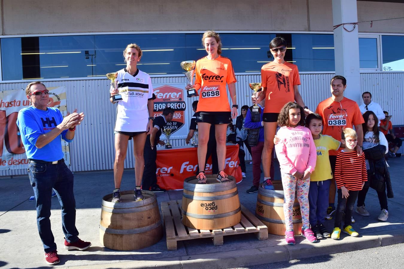 Los trofeos de la V Carrera Popular Ferrer Sport Center y la prueba infantil &#039;¡Por mi colegio!&#039;