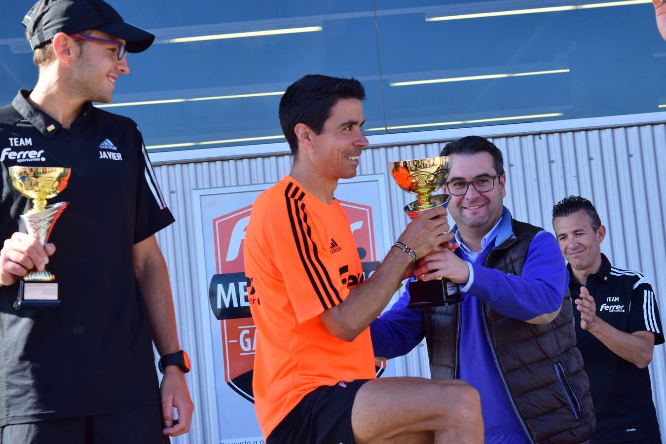 Los trofeos de la V Carrera Popular Ferrer Sport Center y la prueba infantil &#039;¡Por mi colegio!&#039;