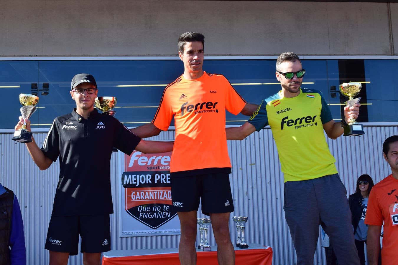 Los trofeos de la V Carrera Popular Ferrer Sport Center y la prueba infantil &#039;¡Por mi colegio!&#039;