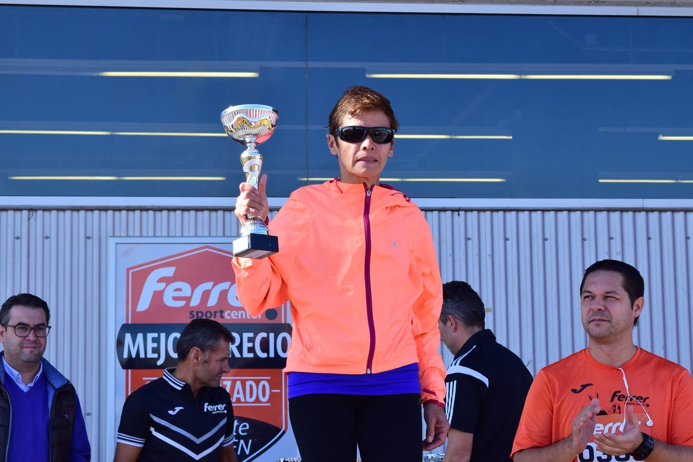 Los trofeos de la V Carrera Popular Ferrer Sport Center y la prueba infantil &#039;¡Por mi colegio!&#039;