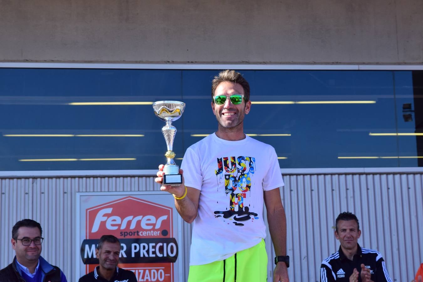 Los trofeos de la V Carrera Popular Ferrer Sport Center y la prueba infantil &#039;¡Por mi colegio!&#039;