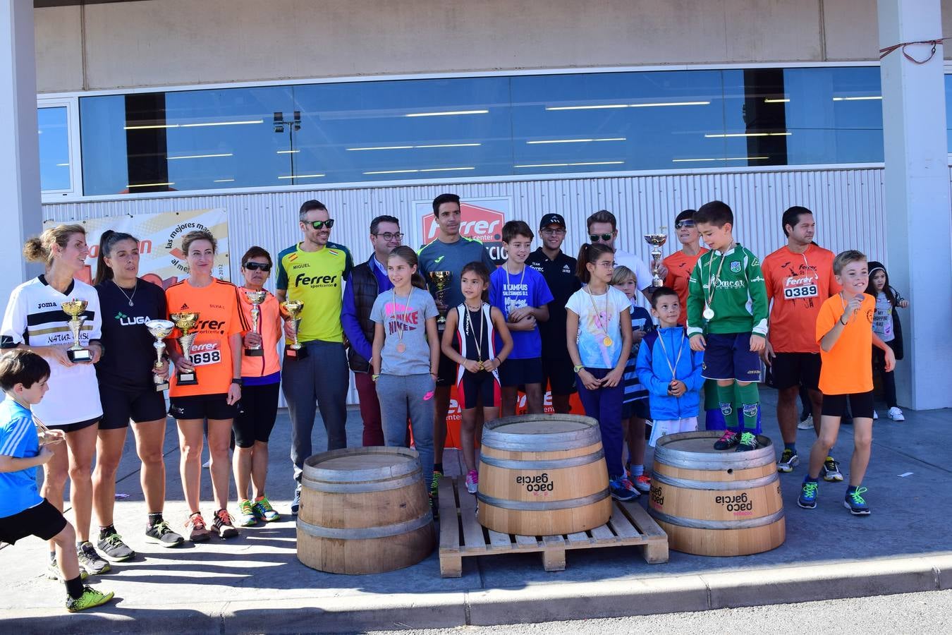 Los trofeos de la V Carrera Popular Ferrer Sport Center y la prueba infantil &#039;¡Por mi colegio!&#039;