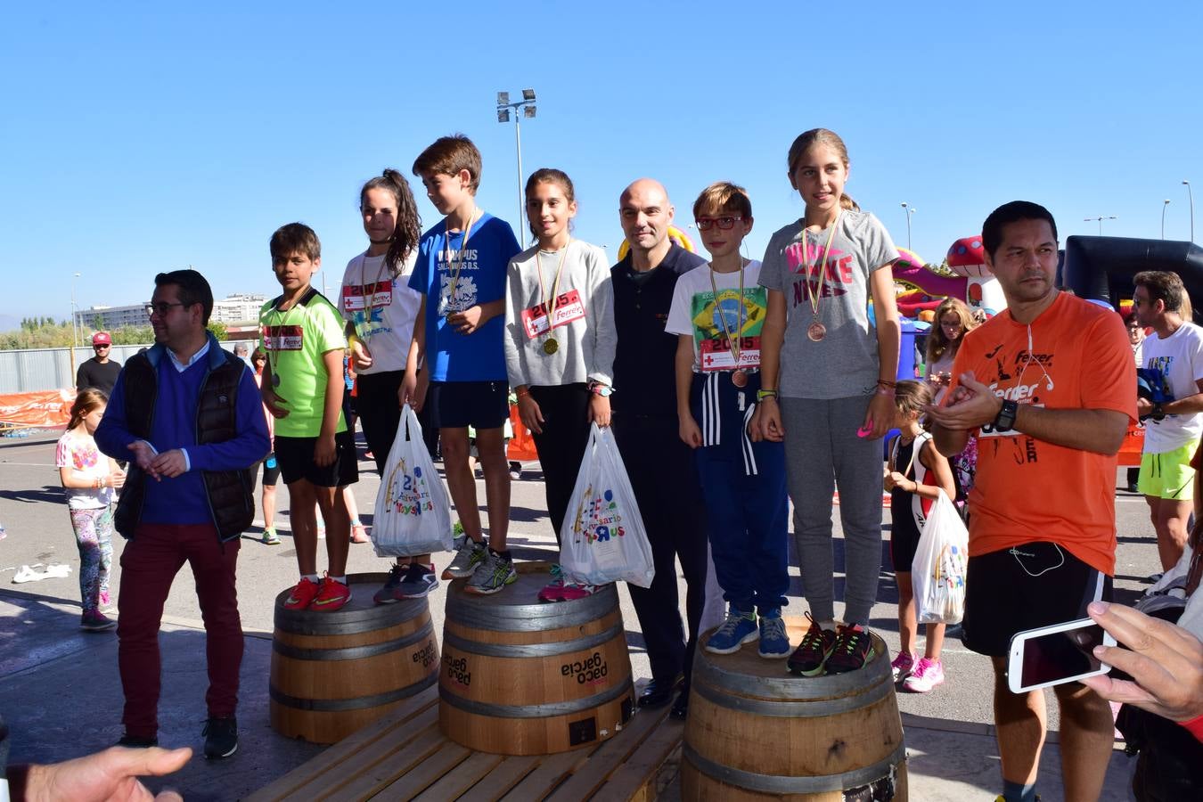 Los trofeos de la V Carrera Popular Ferrer Sport Center y la prueba infantil &#039;¡Por mi colegio!&#039;