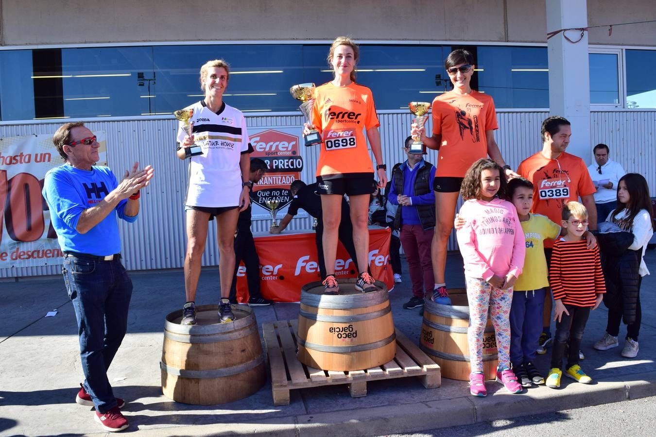 Los trofeos de la V Carrera Popular Ferrer Sport Center y la prueba infantil &#039;¡Por mi colegio!&#039;