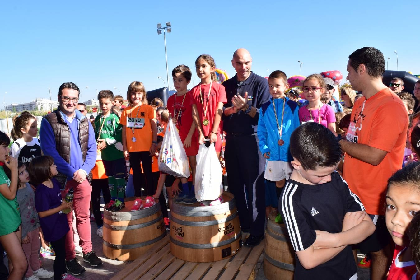 Los pequeños corredores recogen sus medallas en la prueba ¡Por mi colegio!