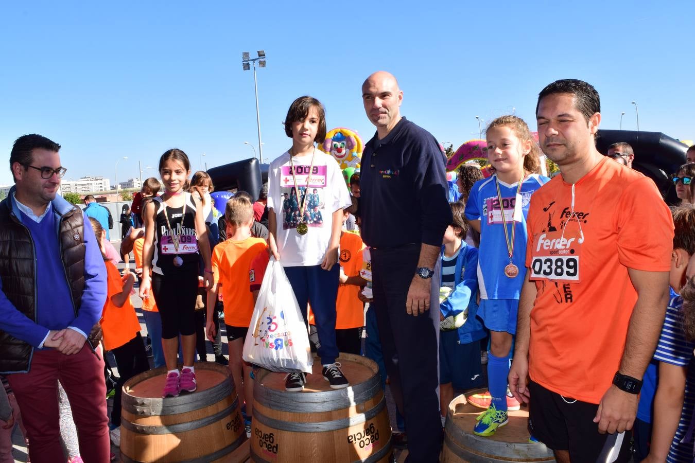 Los pequeños corredores recogen sus medallas en la prueba ¡Por mi colegio!