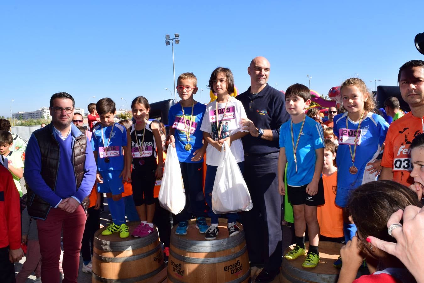 Los pequeños corredores recogen sus medallas en la prueba ¡Por mi colegio!