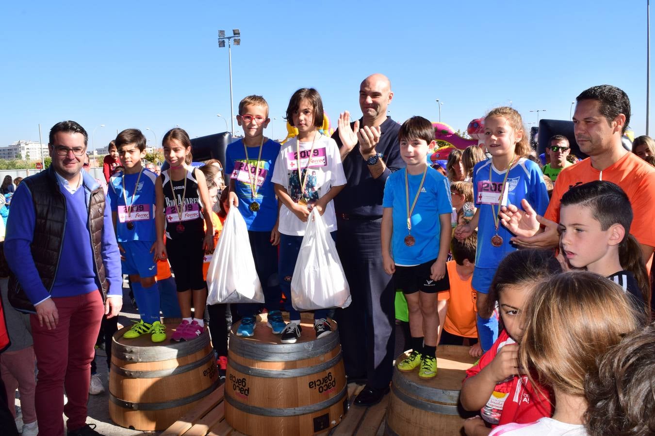 Los pequeños corredores recogen sus medallas en la prueba ¡Por mi colegio!