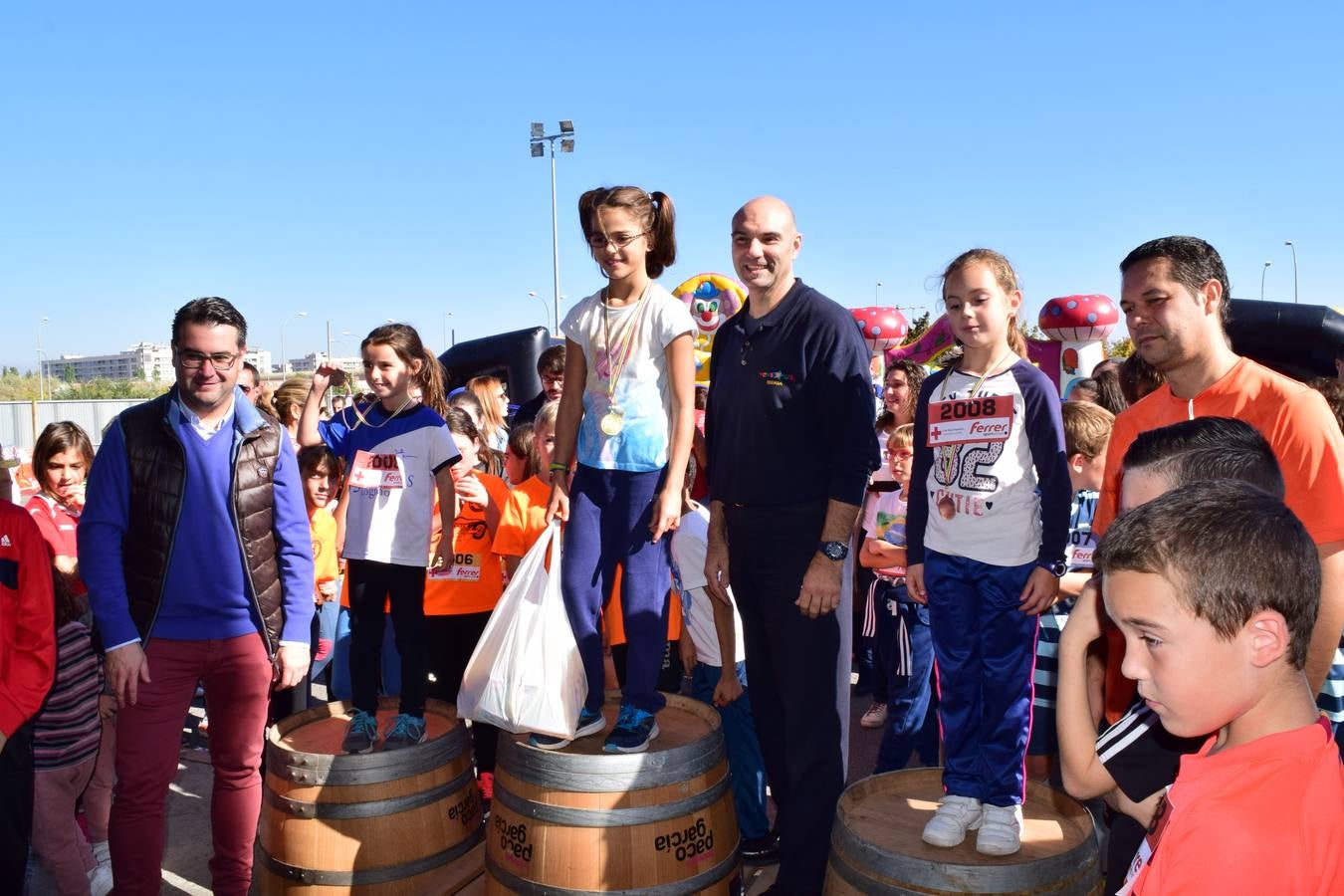 Los pequeños corredores recogen sus medallas en la prueba ¡Por mi colegio!