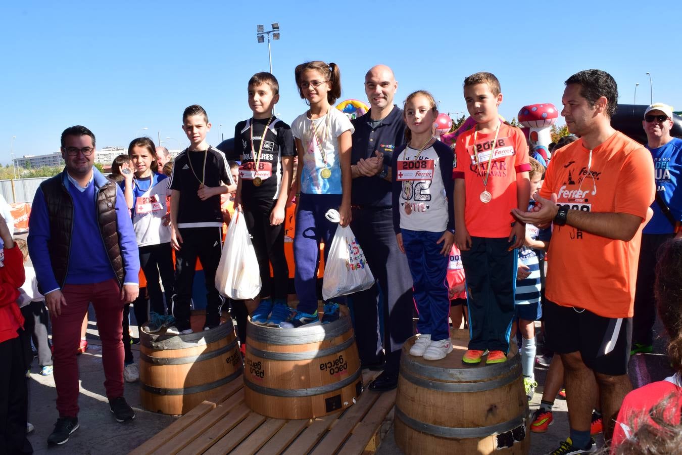 Los pequeños corredores recogen sus medallas en la prueba ¡Por mi colegio!