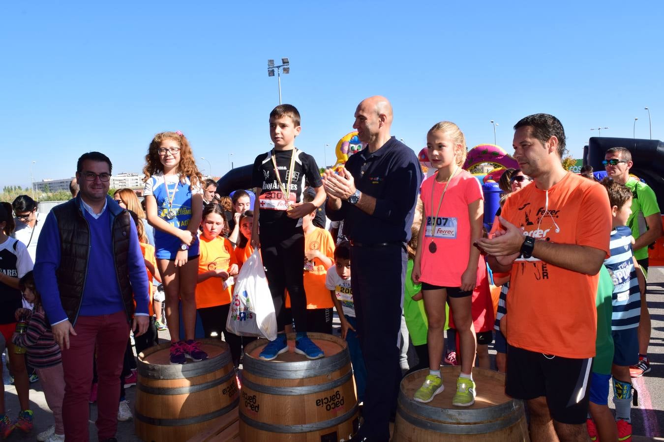 Los pequeños corredores recogen sus medallas en la prueba ¡Por mi colegio!