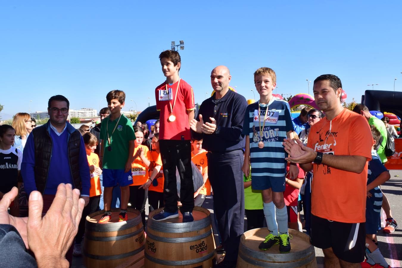 Los pequeños corredores recogen sus medallas en la prueba ¡Por mi colegio!