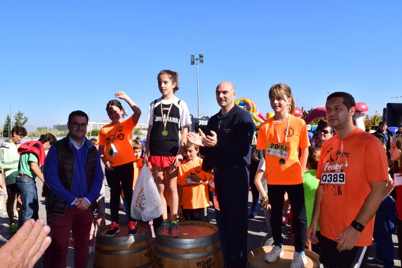 Los pequeños corredores recogen sus medallas en la prueba ¡Por mi colegio!