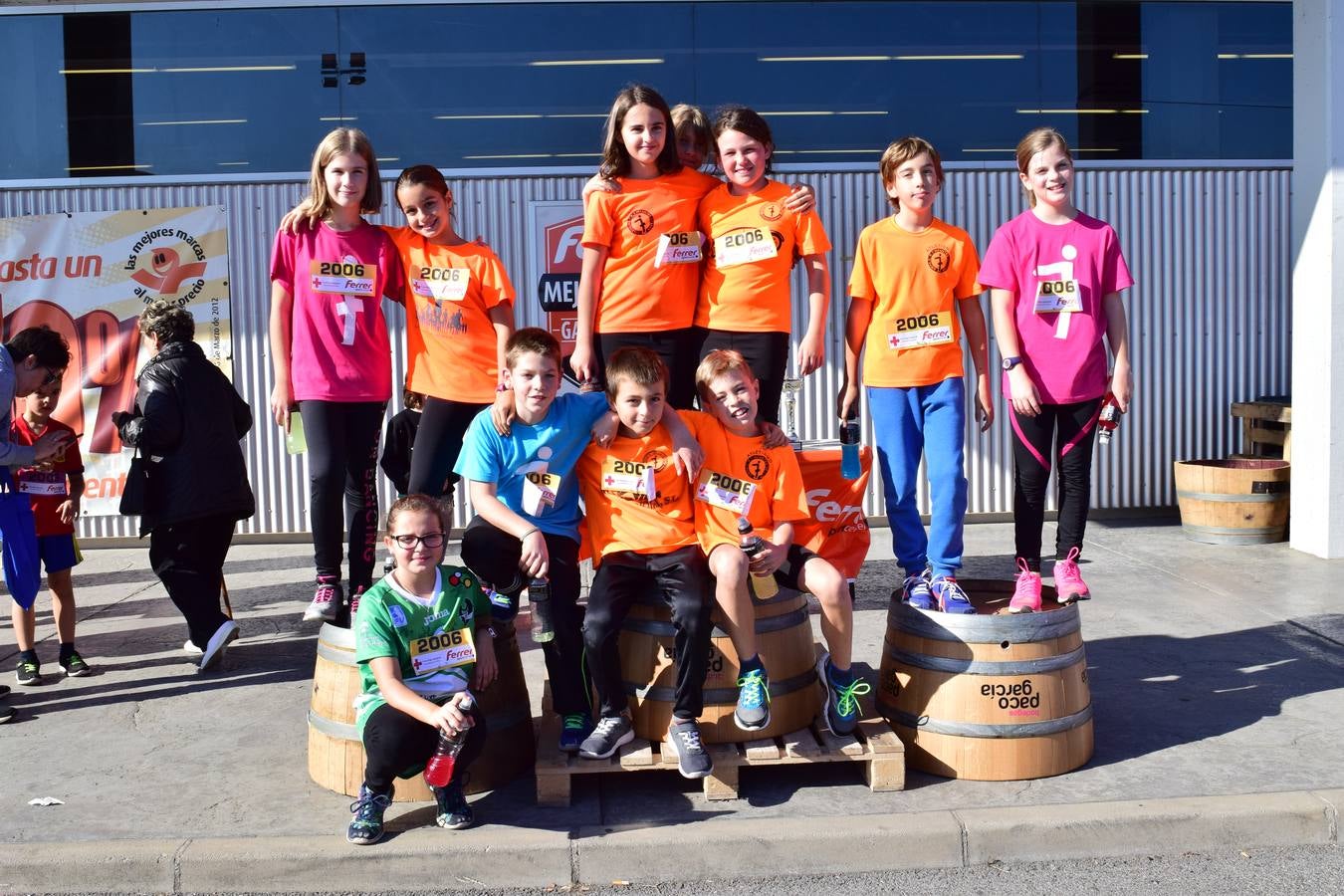 Los pequeños corredores recogen sus medallas en la prueba ¡Por mi colegio!