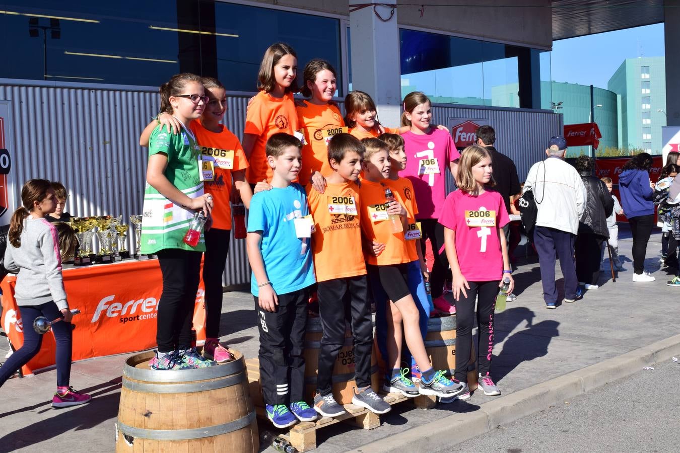 Los pequeños corredores recogen sus medallas en la prueba ¡Por mi colegio!